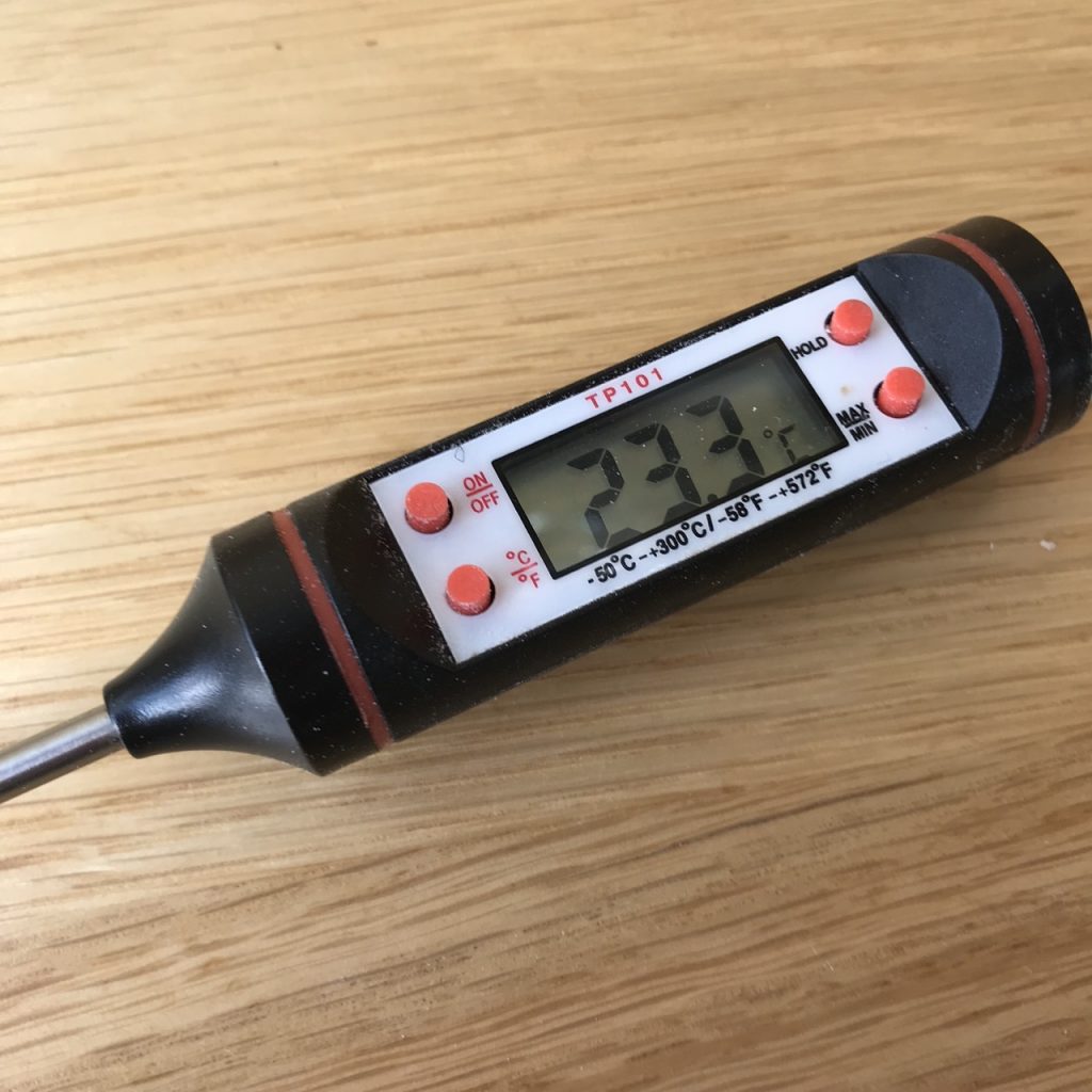 Measuring the air temperature with a digital thermometer