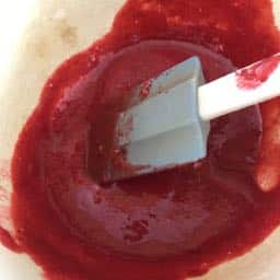 Add sugar to the raspberry pulp to taste